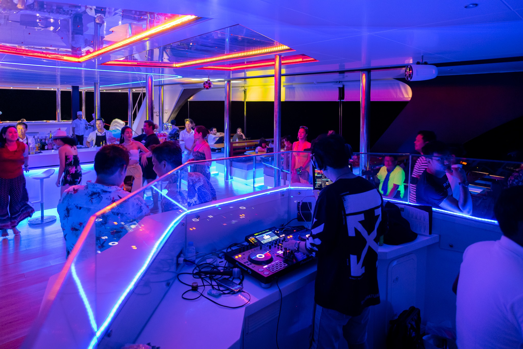 Luxury Boat to James Bond Islands with Lunch and Sunset Dinner