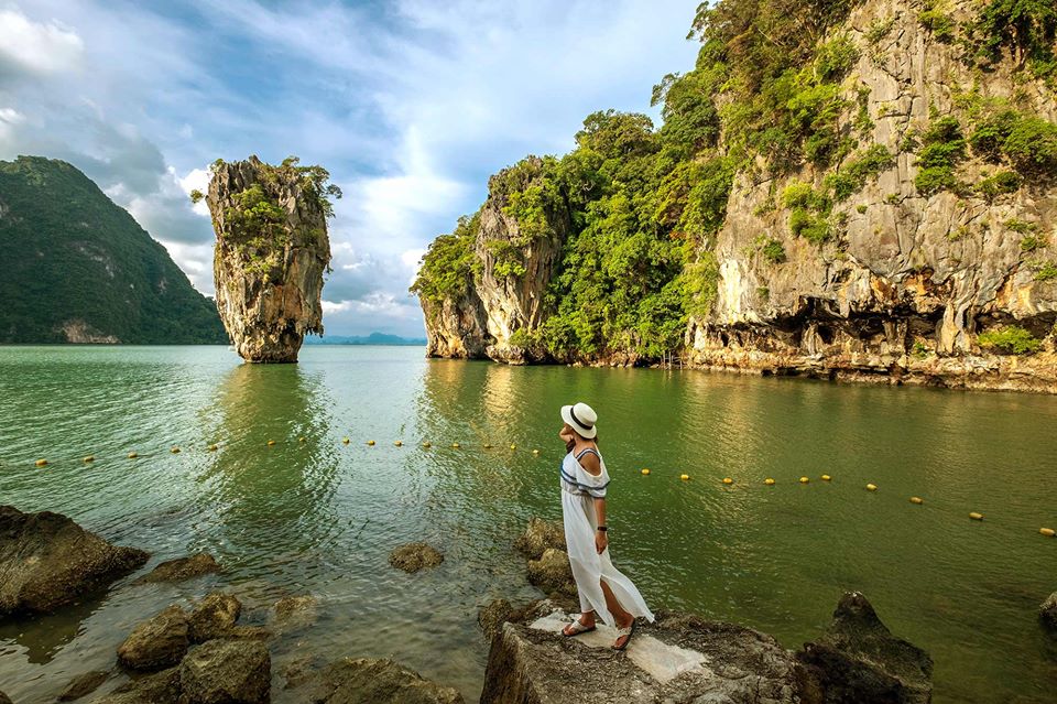 Luxury Boat to James Bond Islands with Lunch and Sunset Dinner
